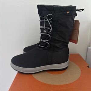New Bogs boots size 7